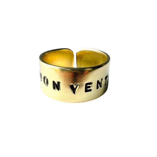 anello VIOLA'S CHARME in ottone "buon vento" forgiato ed inciso a mano