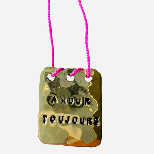 collana VIOLA'S CHARME con piastrina in ottone "amour toujours" forgiata ed incisa a mano