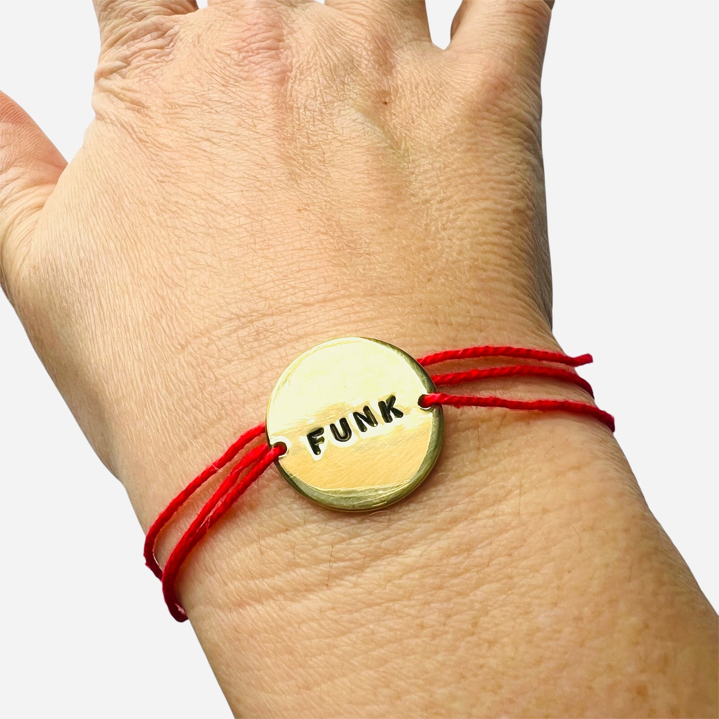 bracciale VIOLA'S CHARME a nastro con piastrina tonda in ottone "funk" incisa a mano