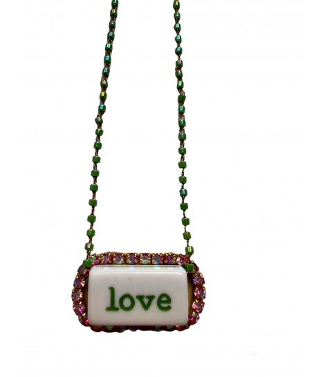 collana TEZEE con piastrina incisa " love" e strass rosa con catenina di micro cristalli verdi
